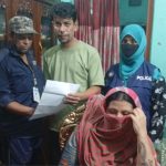 দেবীদ্বারে মাদক বিক্রির সময় ‘হানিট্র্যাপ’খ্যাত লাইলি আক্তার (৩৫)কে গ্রেপ্তারের পর পুলিশের হেফাজতে—সংগৃহীত ছবি।
