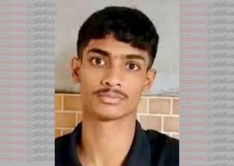 হত্যা মামলার আসামি ফাহাদ, দুই সপ্তাহ আগেও ছিল অপ্রতিমের বাবার কর্মচারী 1 অপ্রতিম হত্যা মামলার আসামি মোজাম্মেল হোসেন ফাহাদ; হত্যাকাণ্ডের মাত্র দুই সপ্তাহ আগে তিনি অপ্রতিমের বাবার প্রতিষ্ঠানে ডেলিভারিম্যান হিসেবে কাজ শুরু করেছিলেন।