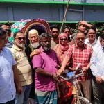 দেবীদ্বারে বিদ্যুৎ সংকটের মধ্যে ব্যাটারিচালিত অটোরিকশা বিতরণ, আলোচনা-সমালোচনা 3 দেবীদ্বারে অসহায়দের মাঝে ব্যাটারিচালিত অটোরিকশা বিতরণ করছেন কুমিল্লা জেলা পরিষদ প্রশাসক মো. মোস্তাক মিয়াসহ অতিথিরা।