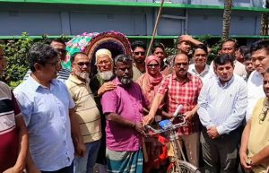 দেবীদ্বারে বিদ্যুৎ সংকটের মধ্যে ব্যাটারিচালিত অটোরিকশা বিতরণ, আলোচনা-সমালোচনা