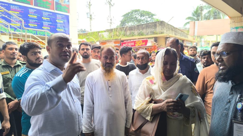 দেবীদ্বারে ভ্রাম্যমাণ আদালতের অভিযানের খবরে শতাধিক ফার্মেসি বন্ধ 1 দেবীদ্বারের নিউমার্কেট ঔষধ পাড়ায় ভ্রাম্যমাণ আদালতের অভিযান চলাকালে তোলা ছবি।