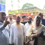 দেবীদ্বারে ভ্রাম্যমাণ আদালতের অভিযানের খবরে শতাধিক ফার্মেসি বন্ধ 3 দেবীদ্বারের নিউমার্কেট ঔষধ পাড়ায় ভ্রাম্যমাণ আদালতের অভিযান চলাকালে তোলা ছবি।