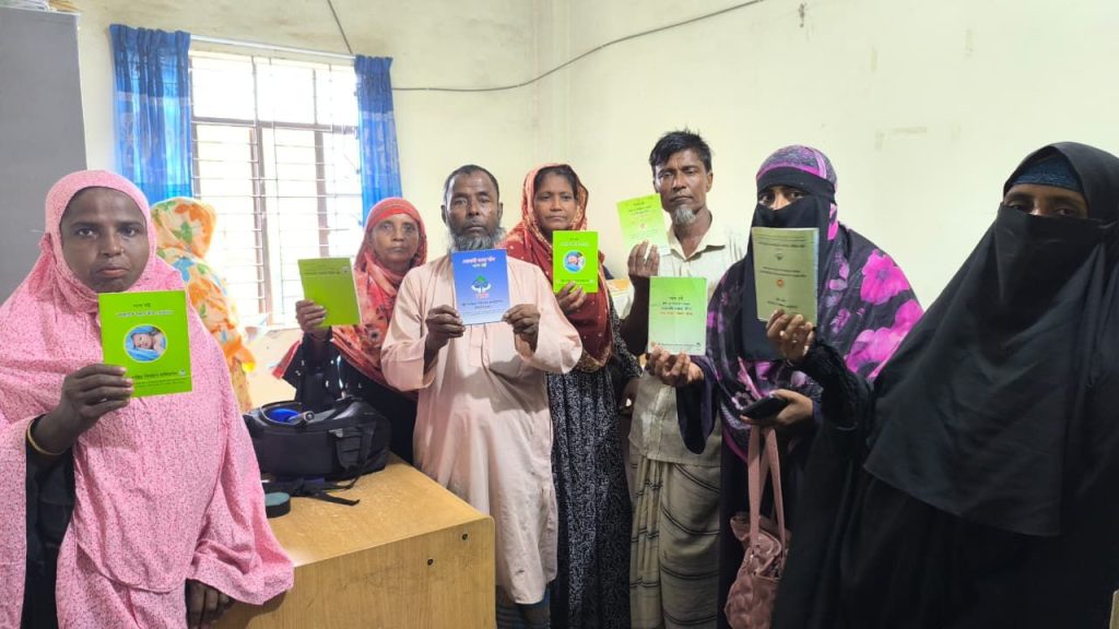 দেবীদ্বারে পিডিবিএফ মাঠকর্মীর বিরুদ্ধে অর্ধকোটি টাকা আত্মসাতের অভিযোগ, টাকা ফেরতের দাবিতে গ্রাহকদের ভিড় 1 পিডিবিএফের দেবীদ্বার কার্যালয়ে জমা টাকা ও এফডিআরের অর্থ ফেরতের দাবিতে অবস্থান নেওয়া গ্রাহকরা। পাশে অভিযুক্ত মাঠকর্মী শাহজাহান আলীর সংগৃহীত ছবি।