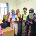 দেবীদ্বারে পিডিবিএফ মাঠকর্মীর বিরুদ্ধে অর্ধকোটি টাকা আত্মসাতের অভিযোগ, টাকা ফেরতের দাবিতে গ্রাহকদের ভিড় 3 পিডিবিএফের দেবীদ্বার কার্যালয়ে জমা টাকা ও এফডিআরের অর্থ ফেরতের দাবিতে অবস্থান নেওয়া গ্রাহকরা। পাশে অভিযুক্ত মাঠকর্মী শাহজাহান আলীর সংগৃহীত ছবি।