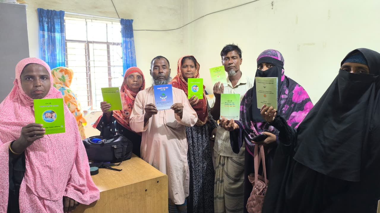 দেবীদ্বারে পিডিবিএফ মাঠকর্মীর বিরুদ্ধে অর্ধকোটি টাকা আত্মসাতের অভিযোগ, টাকা ফেরতের দাবিতে গ্রাহকদের ভিড়
