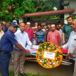 দেবীদ্বারে বীর মুক্তিযোদ্ধার জানাজায় মোবাইল চুরি, ২ চোর আটক 2 দেবীদ্বারে বীর মুক্তিযোদ্ধার জানাজা থেকে মোবাইল চুরির ঘটনায় আটক দুই ব্যক্তি; রাষ্ট্রীয় সালাম ও ফুল দিয়ে শ্রদ্ধা জানানোর দৃশ্য।