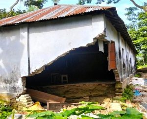 সোনাতলায় স্কুল যেন ভূতের বাড়ি, ধসে গেছে দেয়াল