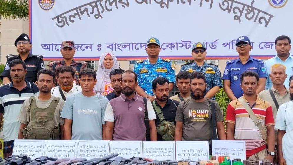 সুন্দরবনে ‘নানা ভাই’ বাহিনীর প্রধানসহ ১২ জনের আত্মসমর্পণ