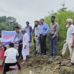 দেবীদ্বারের গোমতী নদীতে মাছের পোনা অবমুক্ত করছেন উপজেলা নির্বাহী কর্মকর্তা অশোক বিক্রম চাকমা।