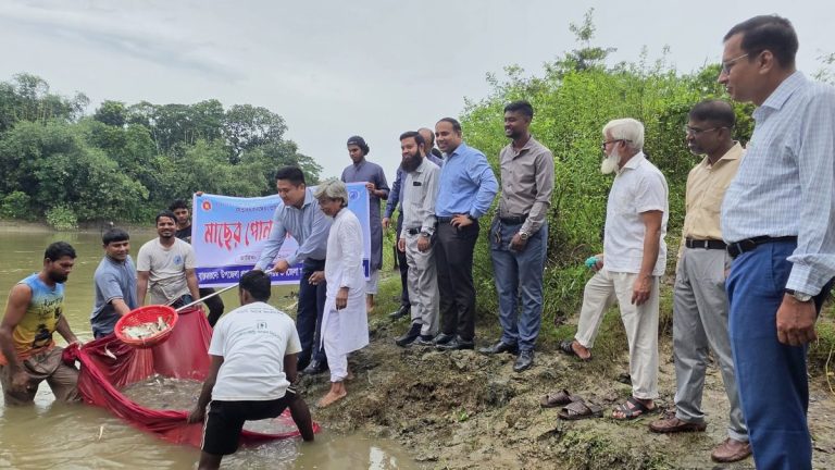 দেবীদ্বারে গোমতী নদীতে মাছের পোনা অবমুক্ত 1 দেবীদ্বারের গোমতী নদীতে মাছের পোনা অবমুক্ত করছেন উপজেলা নির্বাহী কর্মকর্তা অশোক বিক্রম চাকমা।