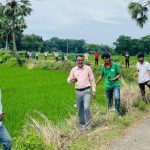 বজ্রপাত ঠেকাতে কুমিল্লায় ৫ হাজার তালবীজ, মাঠে লাল সবুজের স্বেচ্ছাসেবীরা 3 লালমাইয়ে শিক্ষার্থীদের হাতে তালবীজ তুলে দেওয়া এবং সড়কের পাশে তালবীজ রোপণ কর্মসূচিতে স্বেচ্ছাসেবীরা।