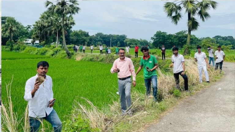 বজ্রপাত ঠেকাতে কুমিল্লায় ৫ হাজার তালবীজ, মাঠে লাল সবুজের স্বেচ্ছাসেবীরা 1 লালমাইয়ে শিক্ষার্থীদের হাতে তালবীজ তুলে দেওয়া এবং সড়কের পাশে তালবীজ রোপণ কর্মসূচিতে স্বেচ্ছাসেবীরা।