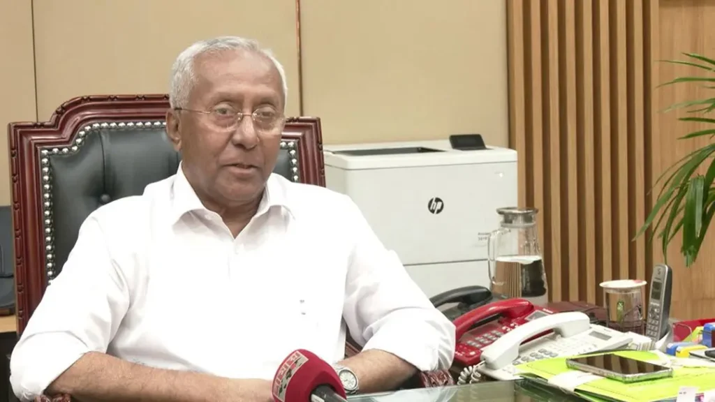 নির্বাচন ভবনে সাংবাদিকদের সঙ্গে কথা বলছেন নির্বাচন কমিশন সচিব আখতার আহমেদ।