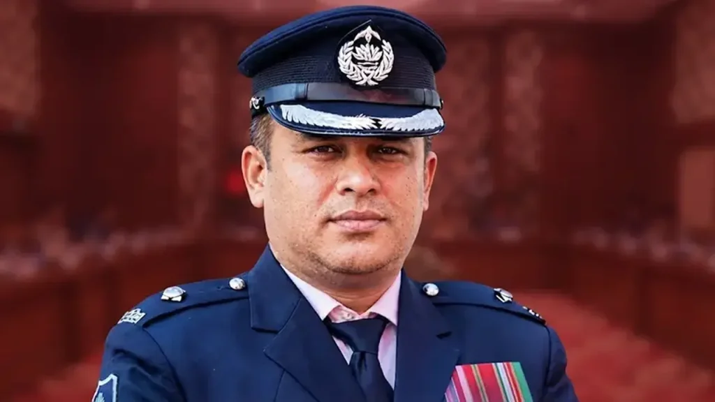 “ব্যক্তিগত আলাপ, তবু গ্রেপ্তারের নোটিশ! ওসি রাকিবুল ইস্যুতে বাড়াবাড়ির প্রশ্ন” 1 ওসি মো. রাকিবুল ইসলাম। ছবি: সংগৃহীত