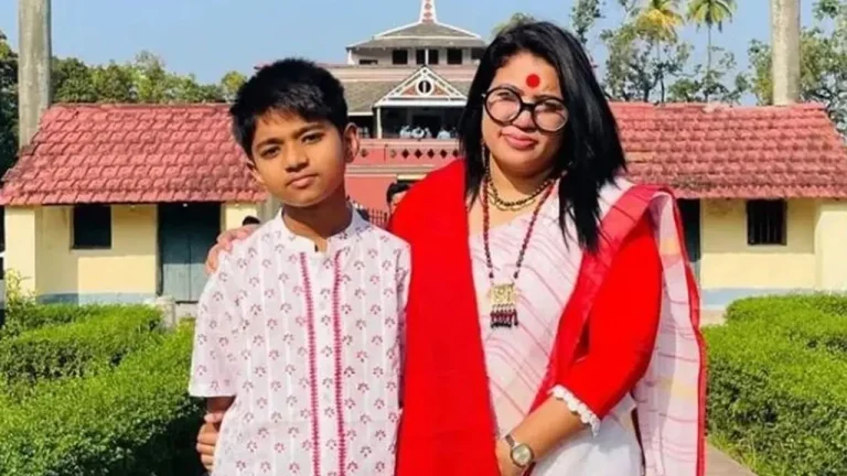 বাবা মায়ের সঙ্গে প্রয়াত অপ্রতিম। পুরোনো ছবি