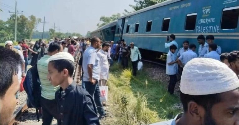 কুমিল্লায় কর্ণফুলী এক্সপ্রেসের তিন বগি লাইনচ্যুত, ঢাকামুখী ট্রেন চলাচল বন্ধ 1 কুমিল্লার নাঙ্গলকোটে কর্ণফুলী এক্সপ্রেস ট্রেনের তিনটি বগি লাইনচ্যুত হয়েছে। বুধবার (২১ অক্টোবর) দুপুর সাড়ে ১২টার দিকে উপজেলার নাওটী স্টেশনের কাছে এ দুর্ঘটনা ঘটে। এতে ঢাকামুখী রেললাইনে ট্রেন চলাচল বন্ধ হয়ে যায়।