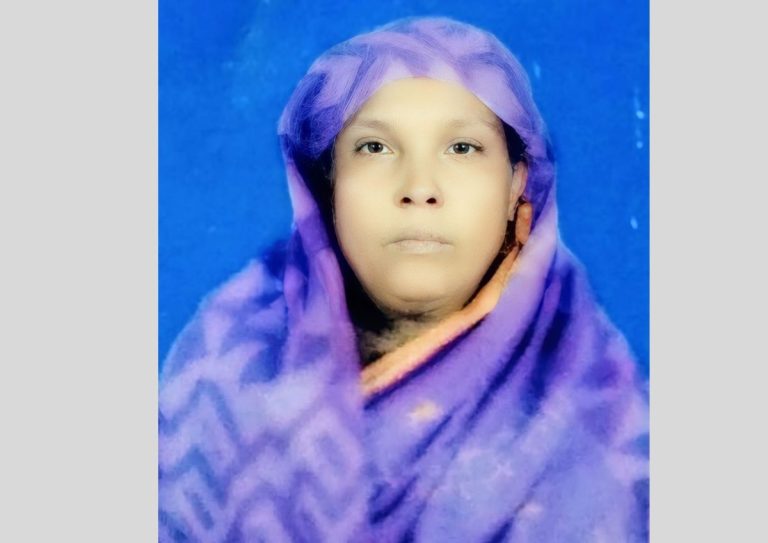 দেবীদ্বারে পুলিশ দেখে ছেলেদের পালাতে বলেই স্ট্রোক, তিন দিন পর মায়ের মৃত্যু 1 কুমিল্লার দেবীদ্বারে মামলার তদন্তে পুলিশ যাওয়ার পর অসুস্থ হয়ে পড়া হাসনা বেগমের মৃত্যুর ঘটনায় শোকাহত পরিবার। ছবি: পরিবারের সৌজন্যে।