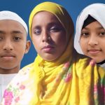 স্বামীহারা বাস্তুভিটাহীন নাজমা আক্তার নাসু তার ডানে মেয়ে সুলতানা আক্তার মীম ও বায়ে ছেলে হাফেজ শাহিন আলম। ছবি : দৈনিক আজকের কথা