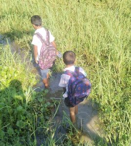 ভ্রাতৃবিরোধে অবরুদ্ধ দুই পরিবার, কোমরপানি পেরিয়ে স্কুলে শিশুরা