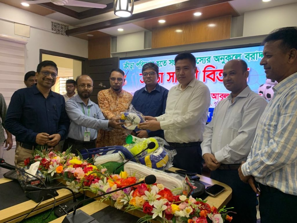 দেবীদ্বারে বিভিন্ন শিক্ষাপ্রতিষ্ঠানে ক্রীড়া সামগ্রী বিতরণ করছেন উপজেলা নির্বাহী কর্মকর্তা অশোক বিক্রম চাকমা।