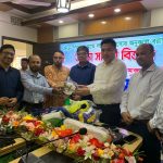 দেবীদ্বারে বিভিন্ন শিক্ষাপ্রতিষ্ঠানে ক্রীড়া সামগ্রী বিতরণ করছেন উপজেলা নির্বাহী কর্মকর্তা অশোক বিক্রম চাকমা।