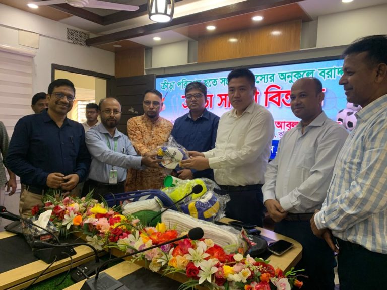 দেবীদ্বারে ৫২ উচ্চ বিদ্যালয়ের ১০টিতে পেল ক্রীড়া সামগ্রী 1 দেবীদ্বারে বিভিন্ন শিক্ষাপ্রতিষ্ঠানে ক্রীড়া সামগ্রী বিতরণ করছেন উপজেলা নির্বাহী কর্মকর্তা অশোক বিক্রম চাকমা।