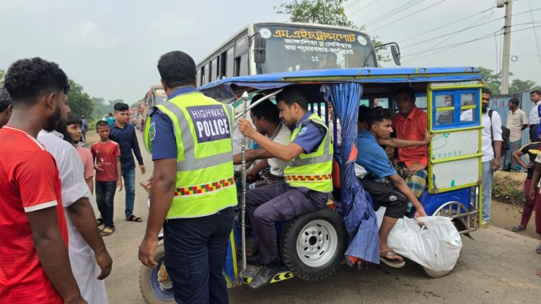 নানির সঙ্গে দেখা হলো না, পথেই নিভে গেল আরমানের জীবন 1 কুমিল্লা-সিলেট আঞ্চলিক মহাসড়কের দেবীদ্বারে সড়ক দুর্ঘটনায় নিহত আরমান হোসেনের মরদেহ উদ্ধার করে হাইওয়ে পুলিশ।